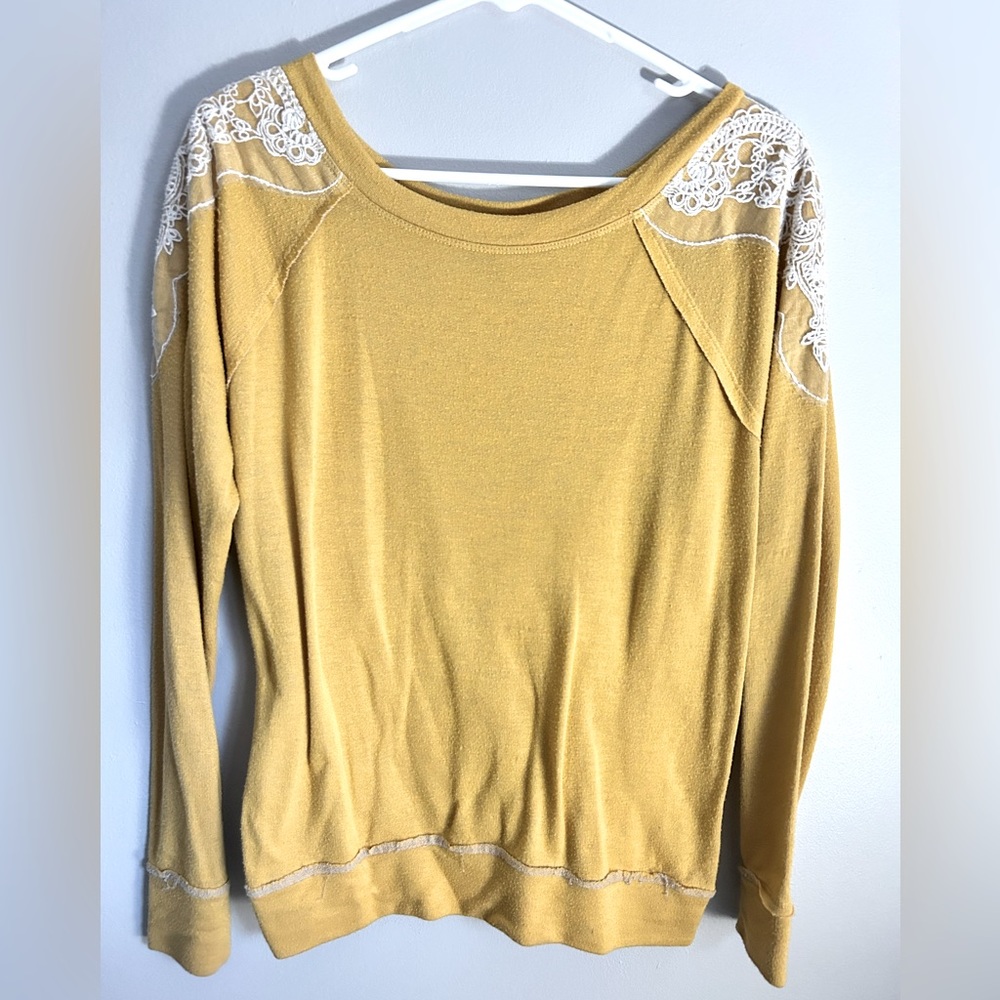 Woman’s Shirt from Buckle💛
